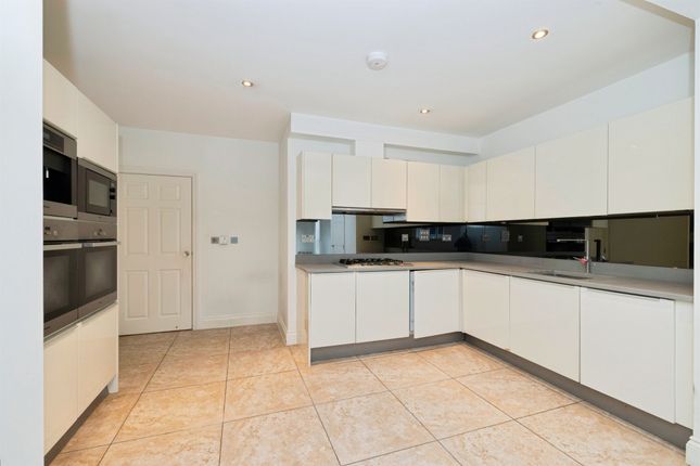 Flat 10, Windsor House, King Edward Place, Bushey photo 3