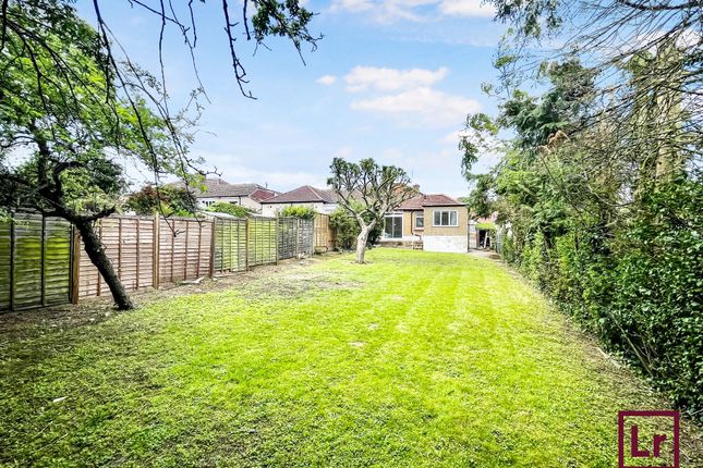 3 Athol Gardens, Pinner photo 2