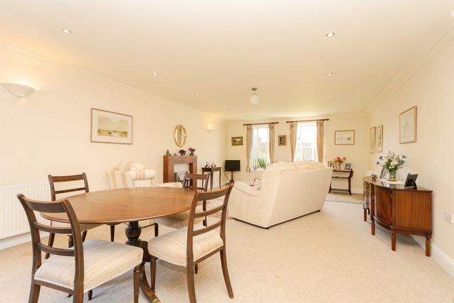 Flat 10, Regal Court, Peacock Lane, Holt photo 4