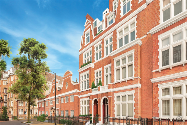 Thumbnail Flat for sale in Palace Court, London