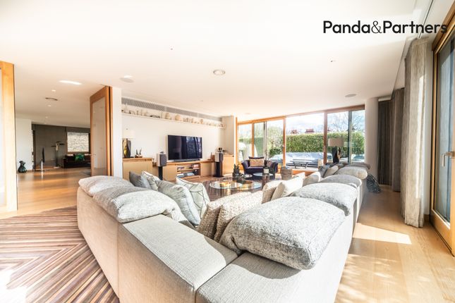 Thumbnail Flat for sale in Vicarage Gate House, London
