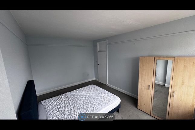 Flat, Grosvenor Court Christchurch Avenue, London photo 2