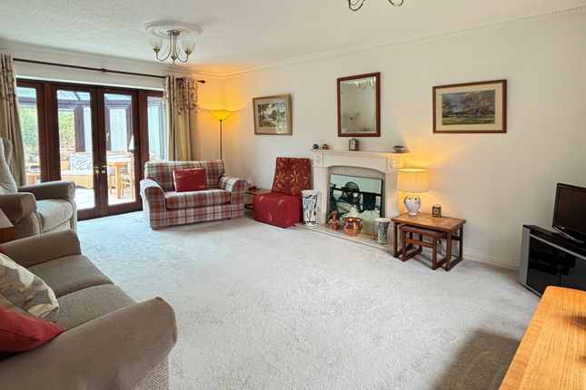 2 Morelands Grove, Gloucester photo 2
