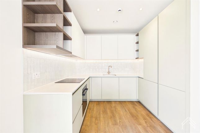 10 Aviator Drive, The Maple, London photo 3