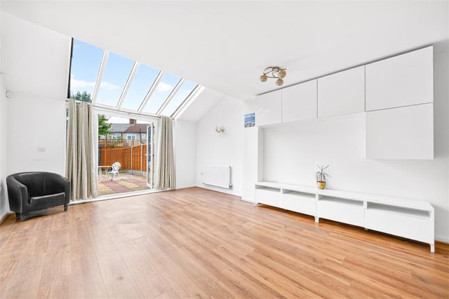21, Craigen Gardens, Ilford photo 4