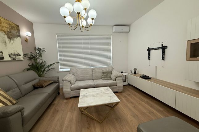 Three Bedroom House Ideal For Working Families - Seven King