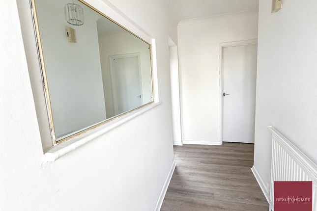 21, Lesney Park, Erith photo 2