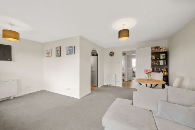 25, Shaw Drive, Walton-on-Thames photo 3