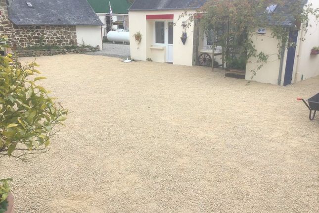 End terrace house for sale in 22110 Glomel, Côtes-D'armor, Brittany, France