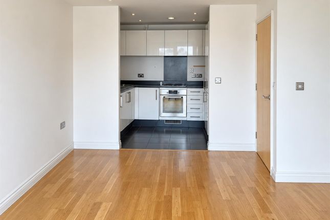 Flat 71 Viridian Apartments, 75, Battersea Park Road, London photo 3