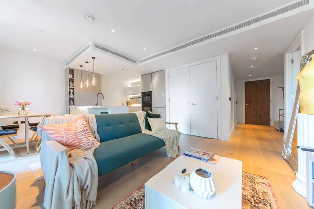 Flat for sale in Parkside Apartments, White City Living, London