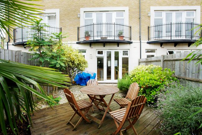 Terraced house to rent in Balham High Road, London