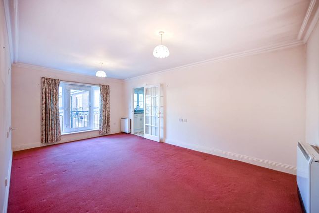 Thumbnail Flat for sale in Golden Court, Hounslow, Isleworth