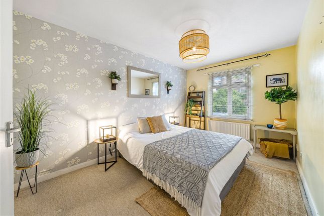 Flat 10, Willow Court, 2, Leithcote Path, London photo 3