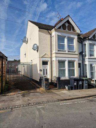 Six Bedroom Ensuite HMO Property Available For Sale Located On Lyndhurst Road In Luton