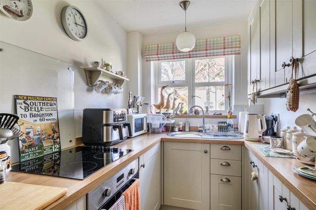 Flat 24, Hanover Court, Hogshill Street, Beaminster photo 3