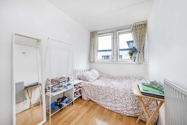 Flat for sale in Six Acres Estate, London