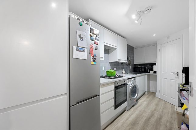 7a, Saxon Drive, London photo 4
