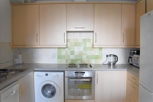 40, Hamlyn House, Feltham photo 2