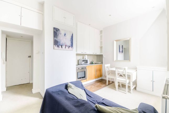 Thumbnail Flat to rent in Clapham Common South Side, Clapham Common South Side, London