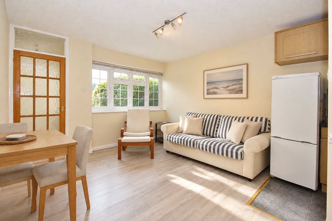 11, Ashley Court, Woking photo 4