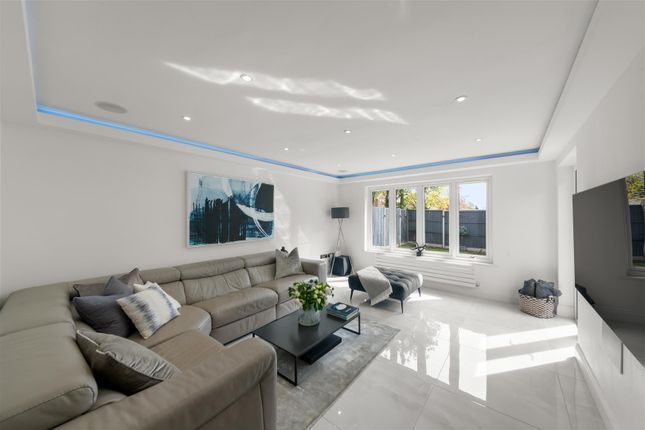 13, Harwell Close, Ruislip photo 2