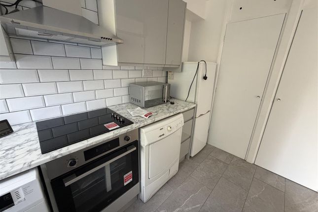 40, Oakley Close, Isleworth photo 4