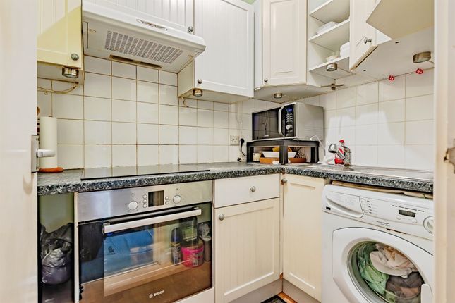 Flat 5, Wesley Court, Clarendon Road, Redhill photo 3
