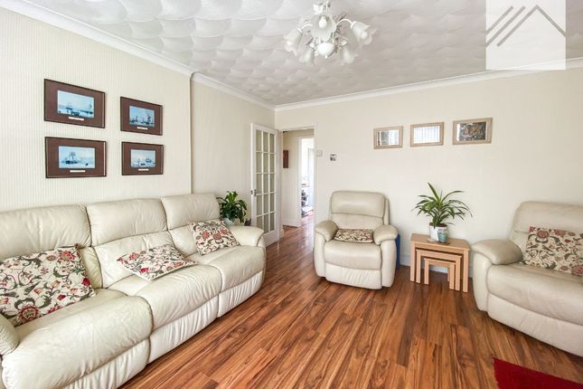 57 Waarem Avenue, Canvey Island photo 2