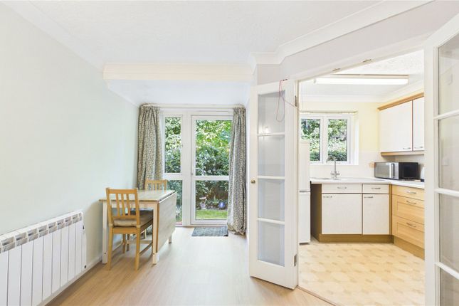 16, Hart Dene Court, Surrey photo 4