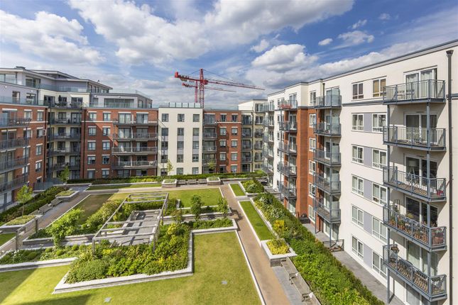 Flat to rent in Ensign House, Beaufort Pk, Colindale, London