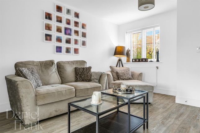 37, Five Oaks Lane, Chigwell photo 4