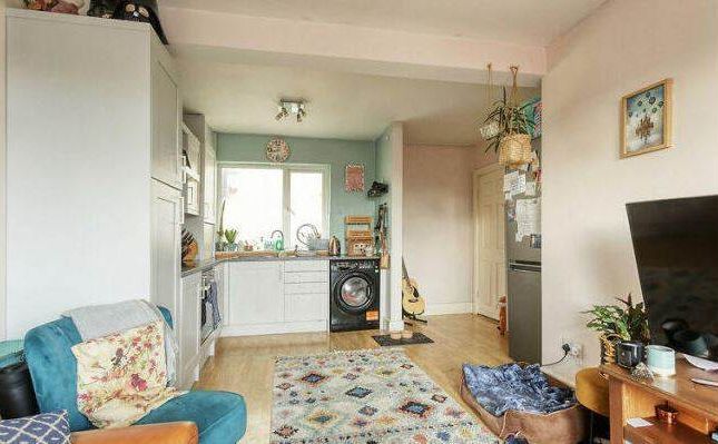 Flat to rent in Milton Road, Southsea