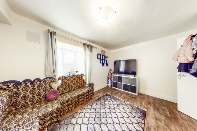 Flat for sale in Abbotswood Way, Hayes