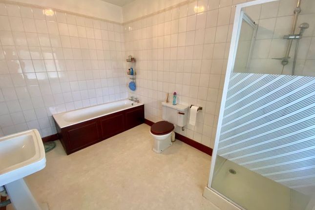 Bath And Shower Room