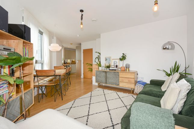 5 Avebury Court, Debnams Road, London photo 4