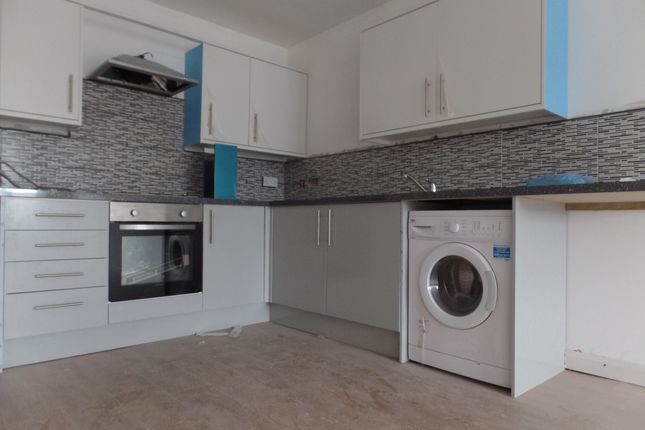 Flat to rent in High Street, West Drayton