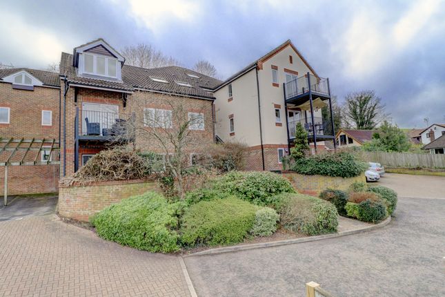 Flat to rent in Holly Place, High Wycombe, Buckinghamshire