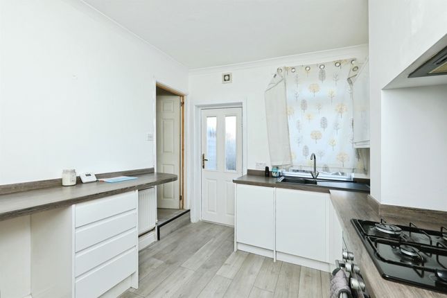 58, Silverdales, Sheffield photo 3