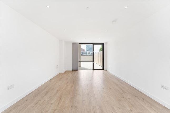 Flat to rent in Forrester Way, London