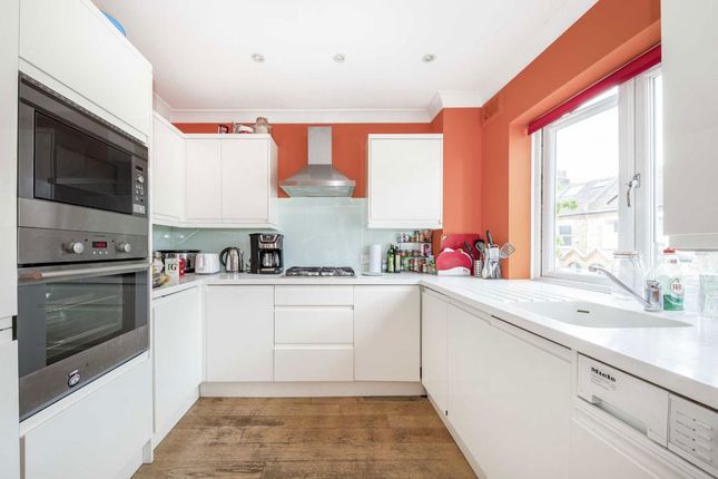 2 De Vere Court, Franche Court Road, London photo 3