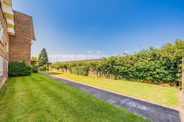 157, Stourton Avenue, Hanworth photo 4