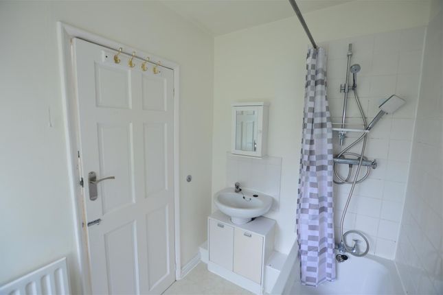 103, Canterbury Avenue, Slough photo 3