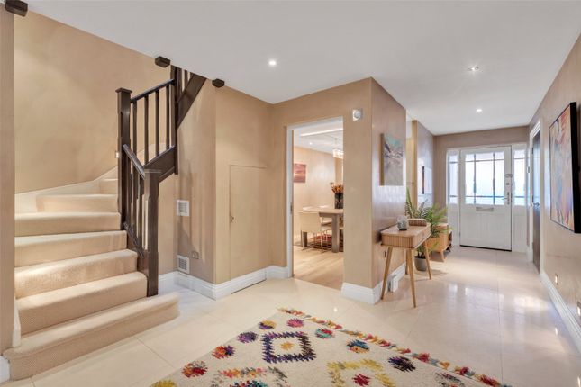 Mountview Close, London photo 4