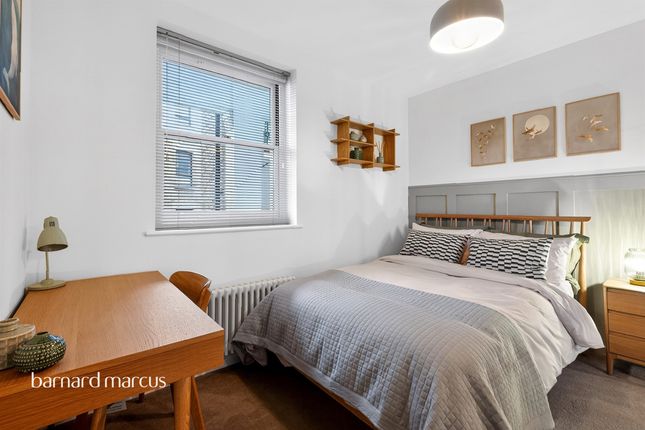 113, Sandringham Flats, Charing Cross Road, London photo 3