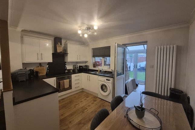 21 Wellfield Gardens, Dudley photo 2