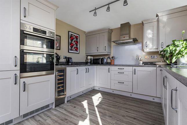 46A, Thorpe Green Drive, Huddersfield photo 3