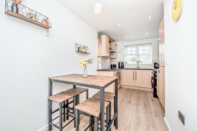 2 stonebridge lea, flat 19, Farnley Crescent, Leeds photo 3