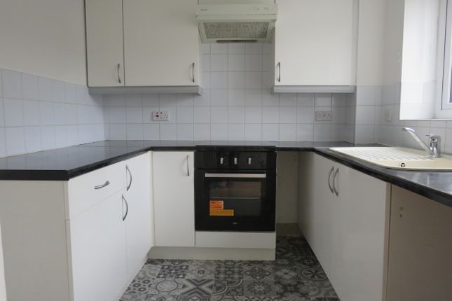 2 bed property to rent in Greenacres, Barry CF63