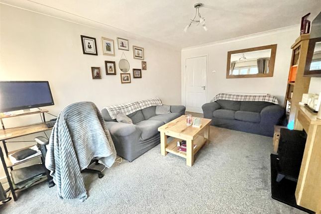 7, Dacombe Close, Poole photo 4